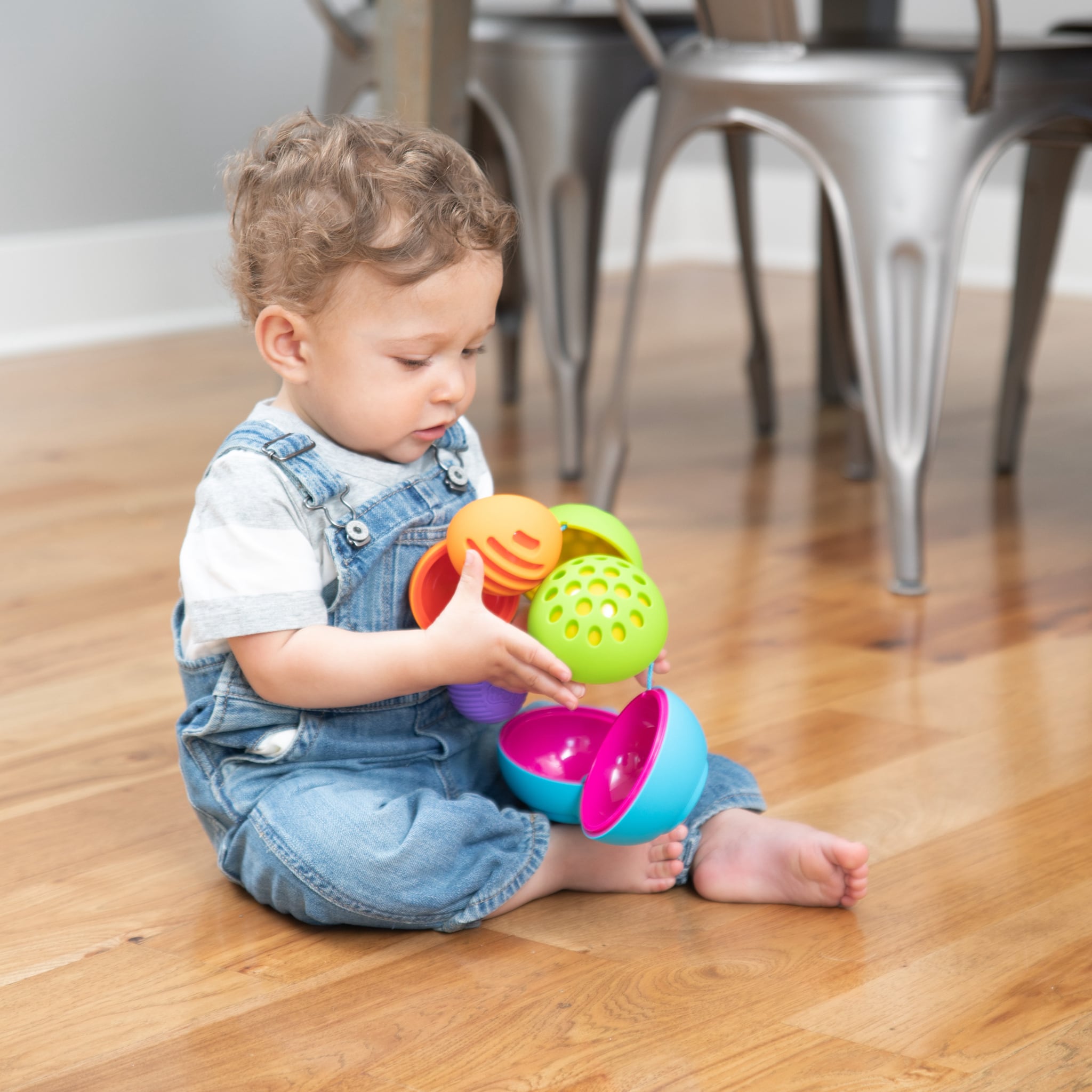 zabawka kule sensoryczne dla niemowlaka