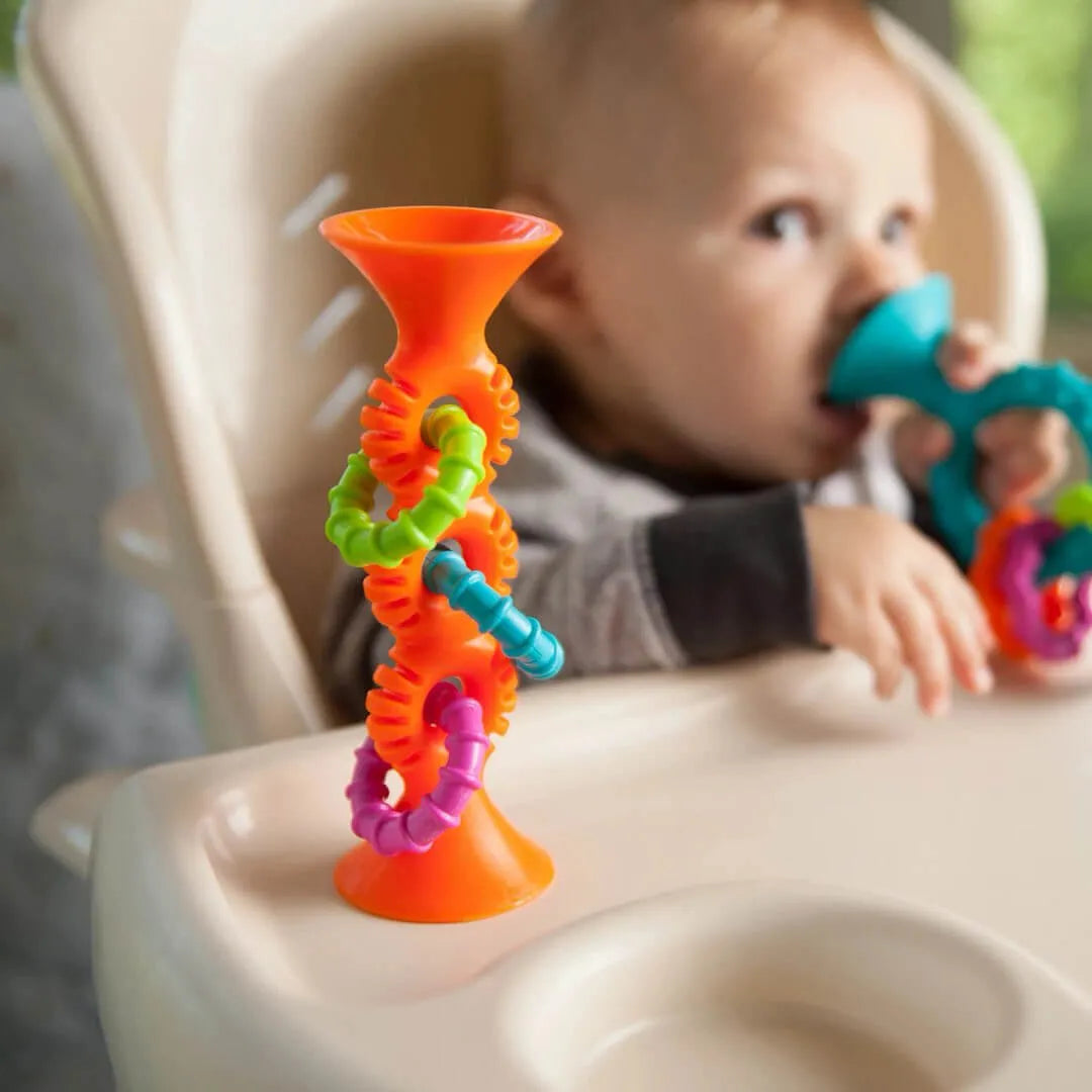 Fat Brain Toys - pomarańczowa bobo przyssawka PipSquigz Loops - JasieBasie.pl