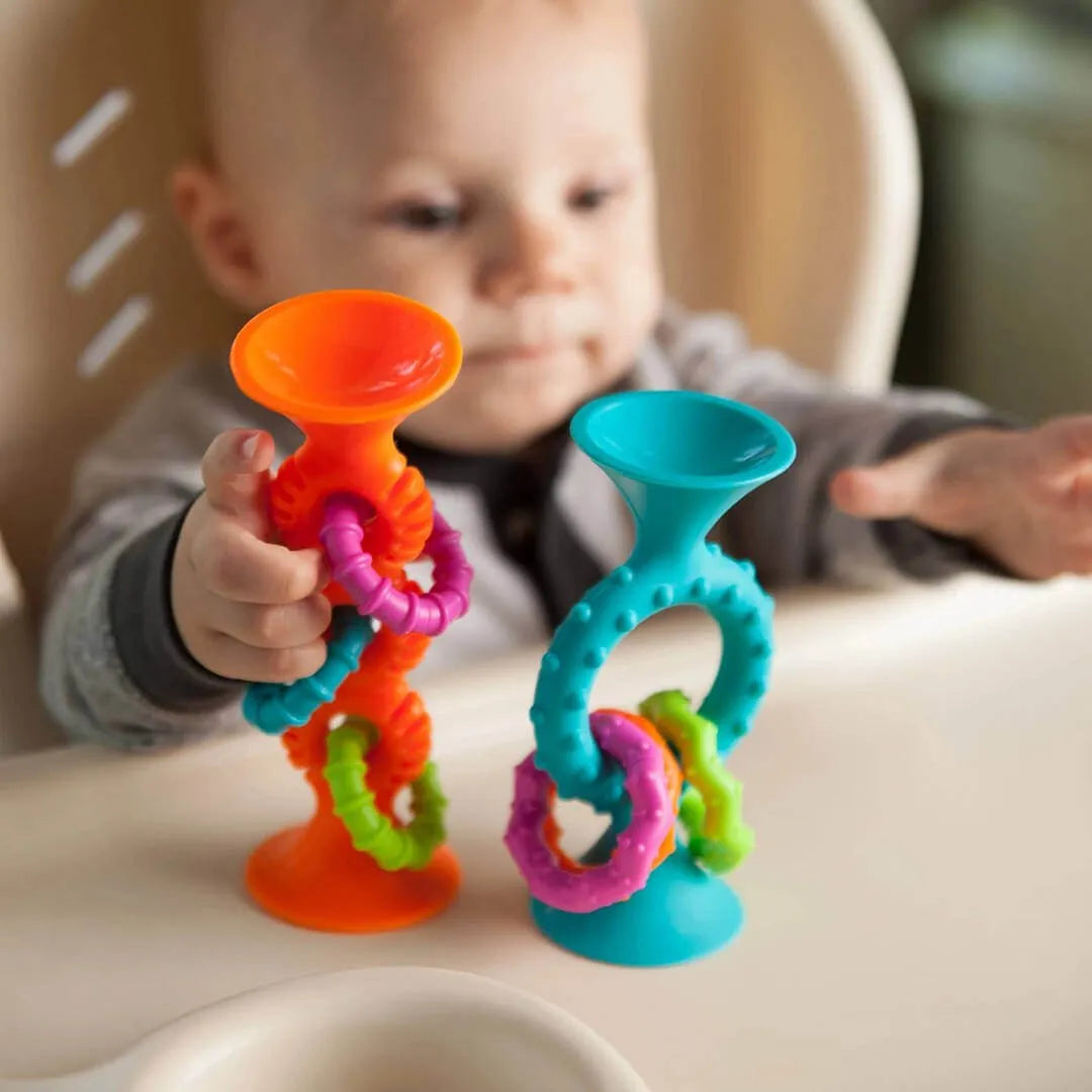 Fat Brain Toys - pomarańczowa bobo przyssawka PipSquigz Loops - JasieBasie.pl