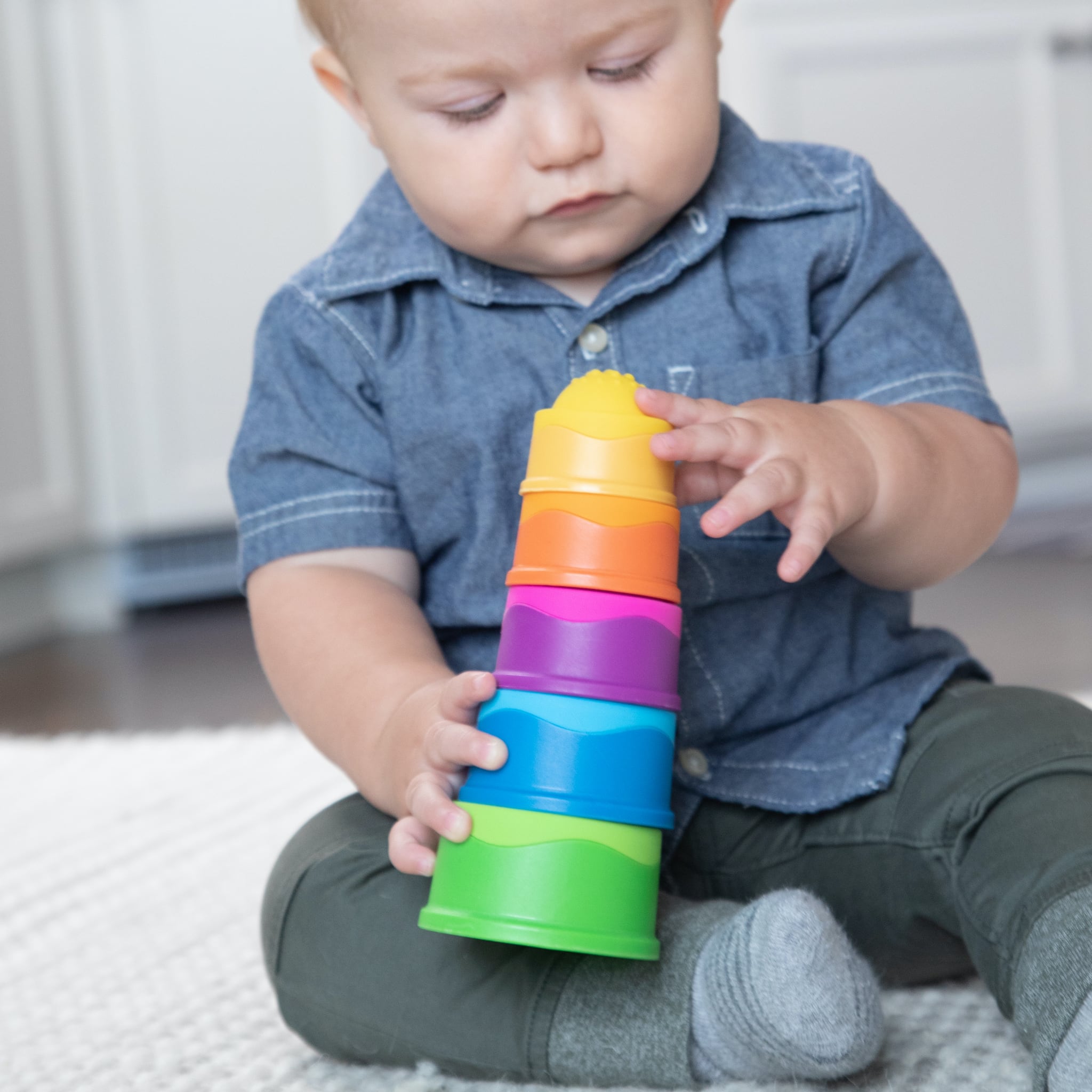 dziecko układa wieżę dimpl Fat Brain Toys